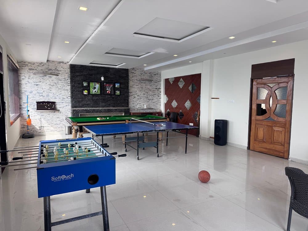 Indoor recreation room with pool table and foosball at Cozypine Kanatal